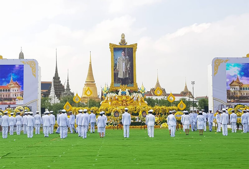 13 ตุลาคม ร่วมทำบุญใส่บาตรน้อมรำลึกถึงในหลวงรัชกาลที่ 9 ประชาชนชาวไทยส่วนใหญ่ทั้งหน่วยงานภาครัฐ ภาคเอกชน หรือประชาชนทั่วไป จะร่วมประกอบพิธีทำบุญตักบาตร